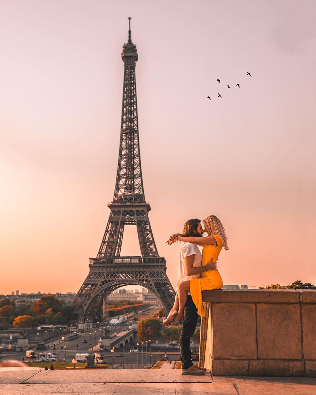 Tháp Eiffel sẽ là điểm đến đầu tiên mà du khách nào cũng lựa chọn