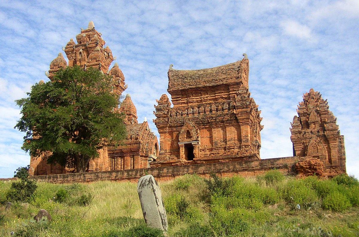 Tháp Chàm Po Klong Garai với kiến trúc độc đáo