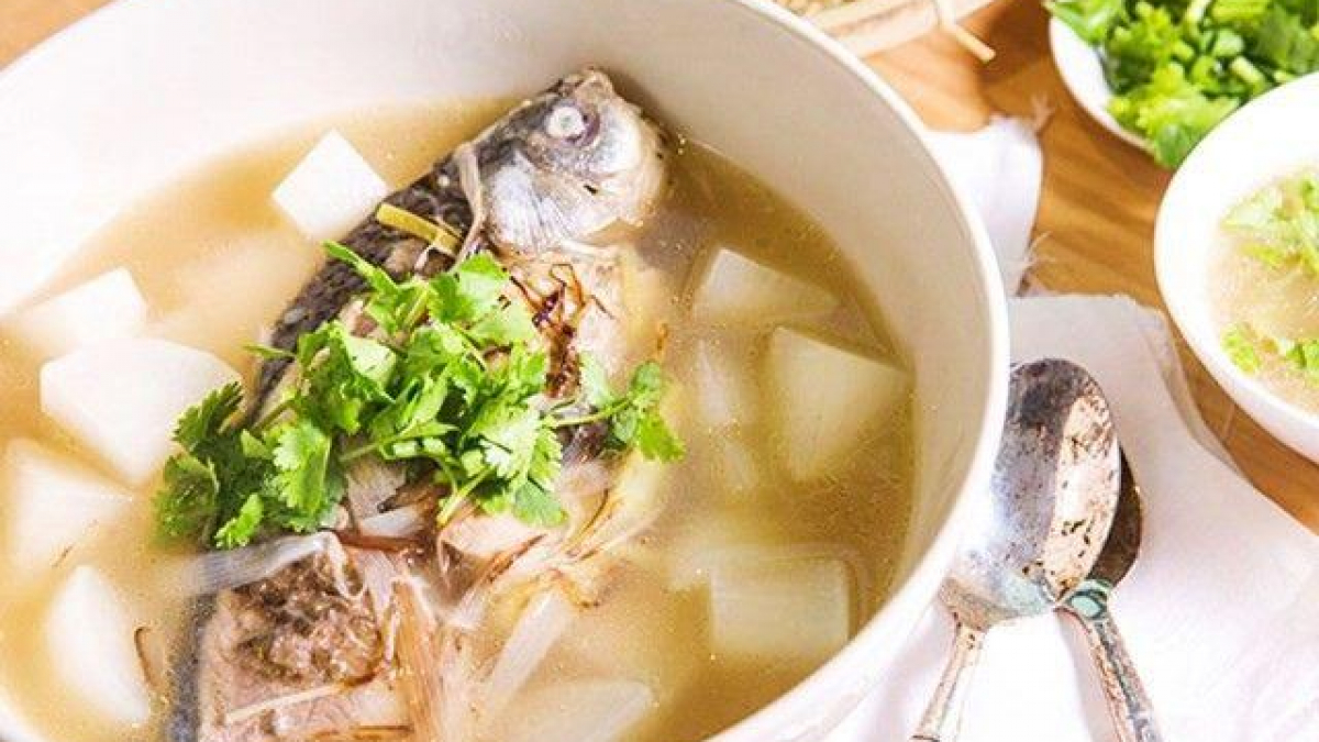 Canh cá diếc với củ cải là món ăn cực ngon trong thực đơn cơm 4 món