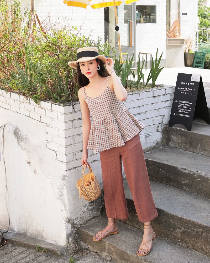 Áo hai dây dáng xòe cùng culottes giúp cho bạn trở nên dịu dàng và nữ tính hơn rất nhiều