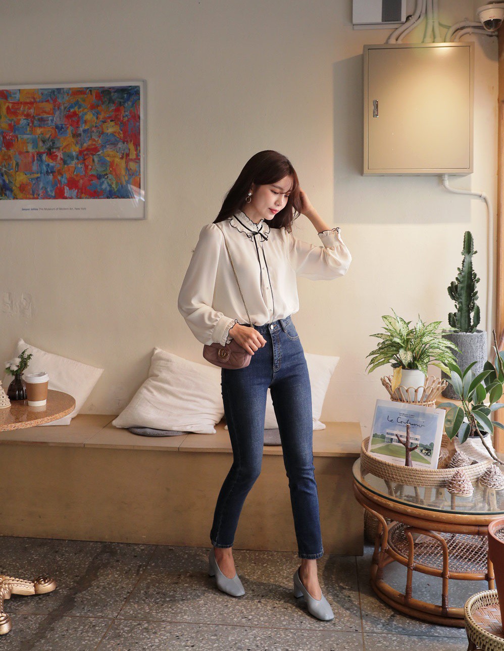 Phối áo blouse cùng quần jeans