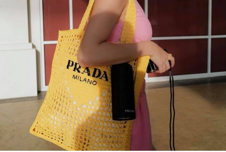 Những chiếc Raffia Tote Bag sở hữu biểu tượng logo tam giác ngược đặc trưng của Prada