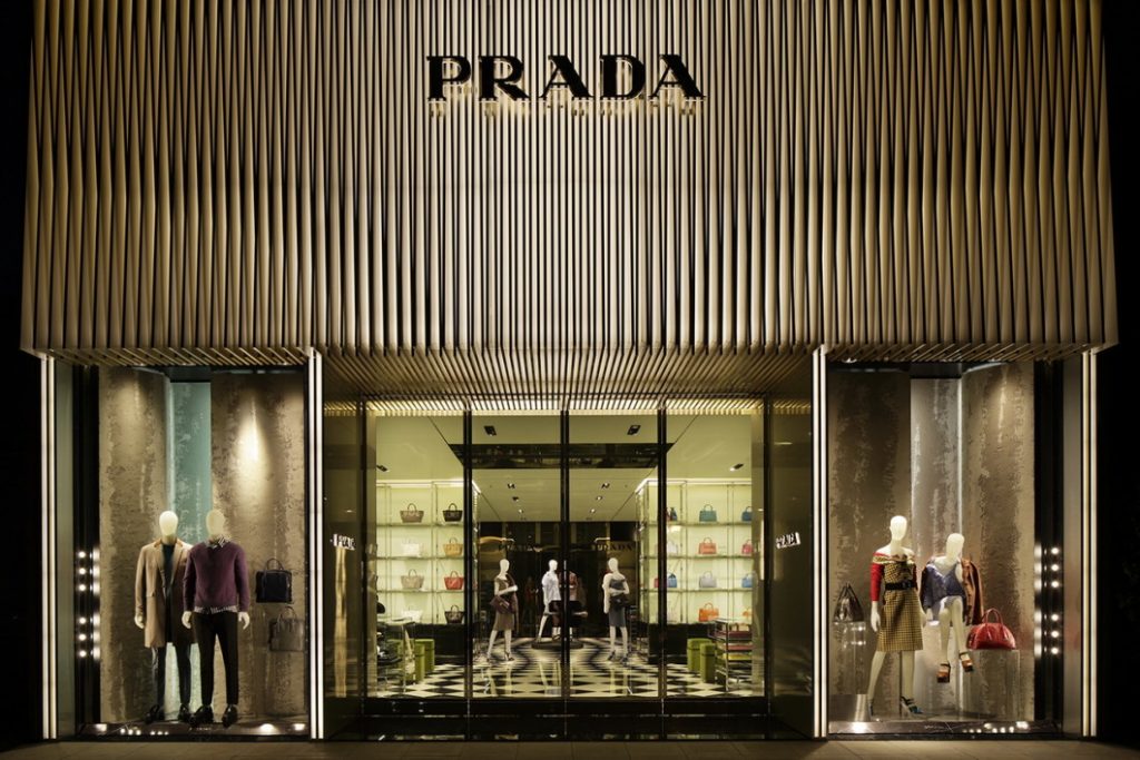 Thương hiệu Prada bao gồm một loạt các dòng thời trang nam và nữ